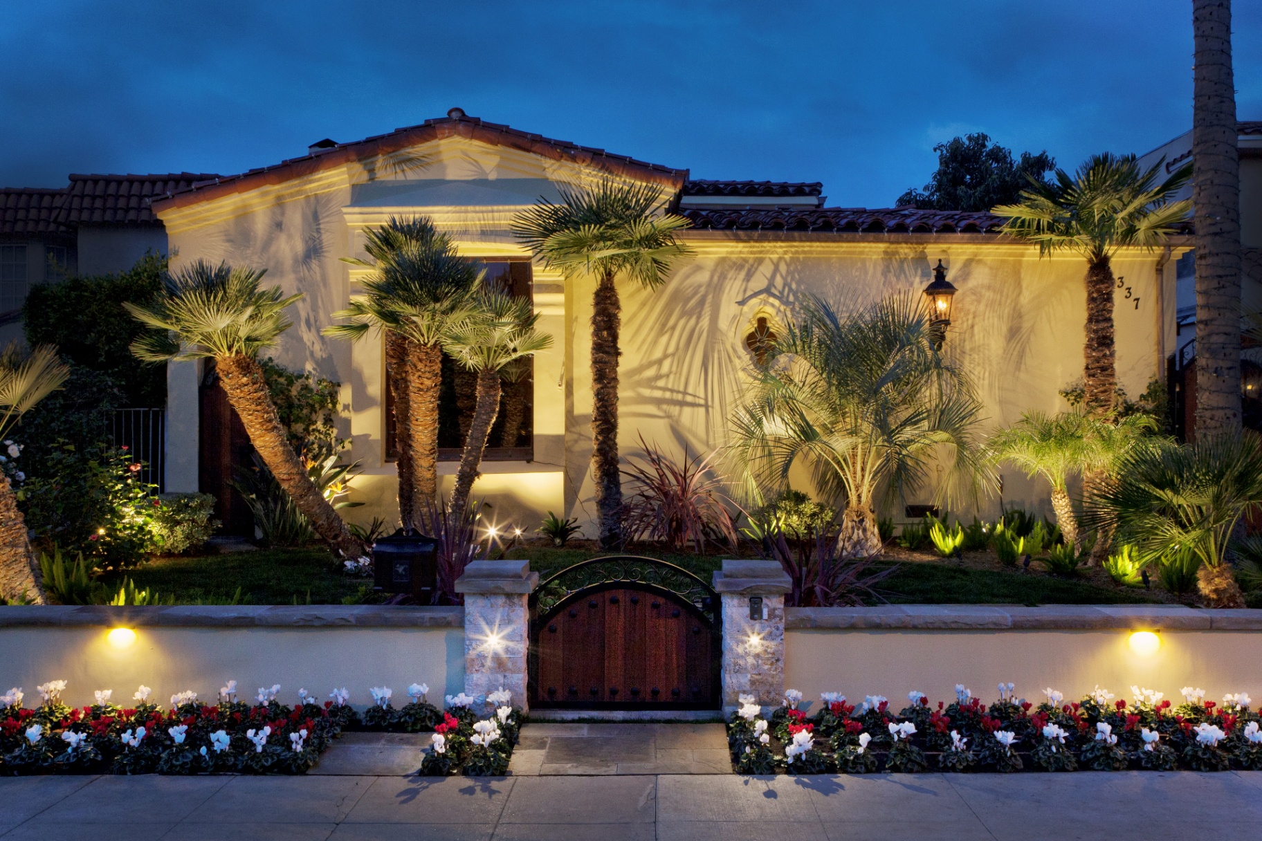 BSH Landscape Lighting — outdoor dining area with warm lighting